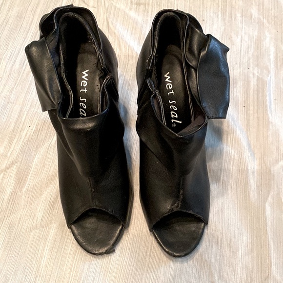 Wet seal black 4” stiletto peep toe booties with bow detail - Picture 3 of 4